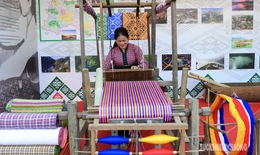 Phụ nữ Mường gìn giữ linh hồn thổ cẩm