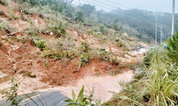 Sạt lở nghi&#234;m trọng tr&#234;n Quốc lộ 24, giao th&#244;ng qua Măng Đen t&#234; liệt