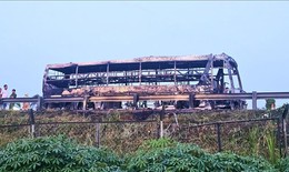 Xe giường nằm bốc ch&#225;y tr&#234;n cao tốc TP Hồ Ch&#237; Minh - Trung Lương