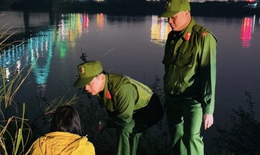 H&#224; Nội: Giải cứu một phụ nữ c&#243; &#253; định tự tử ở cầu Nhật T&#226;n