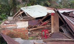 Hai vợ chồng bồng con chạy lũ, khi trở về ng&#244;i nh&#224; chỉ c&#242;n đống đổ n&#225;t