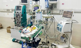 Cứu sống trẻ sơ sinh bị sốc nhiễm khuẩn do vi&#234;m ph&#250;c mạc, thủng ruột