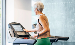B&#224;i tập chạy bộ 20 ph&#250;t tr&#234;n m&#225;y gi&#250;p tăng cường sức mạnh sau 50 tuổi