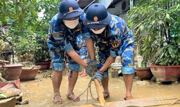 Học vi&#234;n Hải qu&#226;n dọn b&#249;n đất gi&#250;p người d&#226;n v&#249;ng lũ 