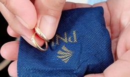 Xếp quần &#225;o chuyển đi cứu trợ, người phụ nữ giật m&#236;nh v&#236; t&#250;i v&#224;ng rơi xuống