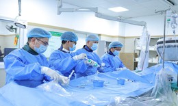 Bệnh viện Bạch Mai: Tiên phong ứng dụng công nghệ mới trong điều trị mạch vành vôi hóa phức tạp bằng bóng phá vôi nội mạch IVL cơ học sử dụng lực Hertz