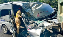 Tai nạn liên hoàn tại Hà Nội: Hành khách mắc kẹt trong ô tô được cứu sống