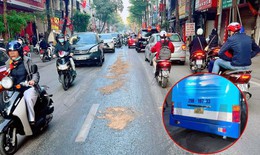 H&#224; Nội: Xử l&#253; vết dầu loang d&#224;i gần 1 km tr&#234;n đường Kh&#226;m Thi&#234;n trong giờ cao điểm