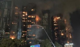 Số người thương vong trong vụ ch&#225;y chung cư ở Hong Kong (Trung Quốc) tiếp tục tăng