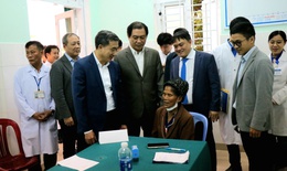 Thứ trưởng Trần Văn Thuấn dự chương tr&#236;nh kh&#225;m bệnh, cấp ph&#225;t thuốc miễn ph&#237; cho người d&#226;n Huế sau lũ