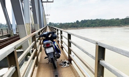 H&#233; lộ nguy&#234;n nh&#226;n người đ&#224;n &#244;ng &#244;m 2 ch&#225;u nhỏ nhảy xuống s&#244;ng Tr&#224; Kh&#250;c