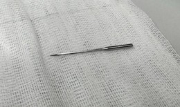 B&#233; trai 11 tuổi su&#253;t mất mạng v&#236; nuốt kim may đồ d&#224;i 4cm