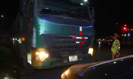 CSGT H&#224; Nội tuần tra xuy&#234;n đ&#234;m, ph&#225;t hiện nhiều chi&#234;u &#39;l&#225;ch luật&#39; của t&#224;i xế xe tải