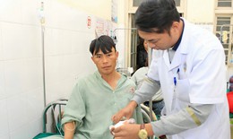 Dập n&#225;t b&#224;n tay v&#236; m&#225;y băm sắn