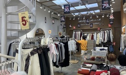 Thị trường thời trang H&#224; Nội ảm đạm s&#225;t ng&#224;y Black Friday 2025