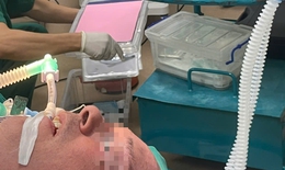 Một năm kh&#224;n tiếng kh&#244;ng r&#245; l&#253; do, người đ&#224;n &#244;ng H&#224; Lan được b&#225;c sĩ Việt Nam ph&#225;t hiện u hạt thanh quản 