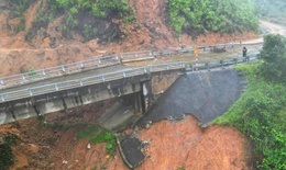 Cầu cạn tr&#234;n đường Hồ Ch&#237; Minh bị x&#244; nghi&#234;ng trong mưa lũ lịch sử hiện ra sao?