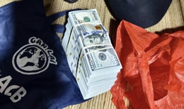 Nhận h&#224;ng cứu trợ b&#227;o lũ, ph&#225;t hiện gần 2.000 USD trong t&#250;i đồ