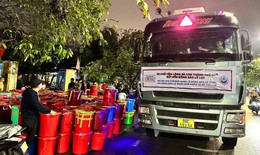 L&#253; do người Huế d&#249;ng th&#249;ng nhựa đựng h&#224;ng cứu trợ gửi b&#224; con v&#249;ng lũ