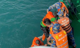 C&#225;n bộ, chiến sĩ hải qu&#226;n vượt s&#243;ng lớn cứu hai thuyền vi&#234;n gặp nạn