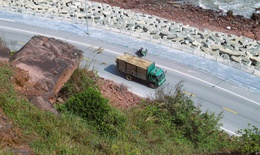 Nguy cơ sạt lở v&#225;ch n&#250;i Mộ Dạ, đe doạ tuyến đường ven biển Nghệ An