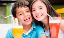 Biểu hiện cho thấy trẻ đang uống qu&#225; nhiều đồ ngọt