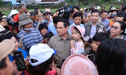 Thủ tướng trực tiếp thăm vùng lũ Đắk Lắk, chỉ đạo khẩn trương ổn định đời sống nhân dân