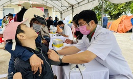 Bệnh viện 19-8 vượt đường khó, trao yêu thương và tủ thuốc đặc biệt cho bà con vùng lũ