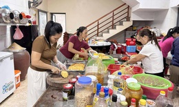 Bếp ăn nghĩa t&#236;nh ấm l&#242;ng người d&#226;n v&#249;ng lũ