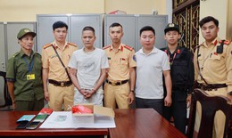 Giấu 2 b&#225;nh ma tu&#253; trong khoang m&#225;y &#244; t&#244; vẫn kh&#244;ng tho&#225;t