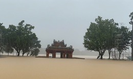 Huế: Hơn 54.600 ng&#244;i nh&#224; bị ngập, h&#224;ng chục điểm sạt lở do mưa lũ