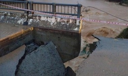 Sập mố cầu tr&#234;n tỉnh lộ 14B, đường huyết mạch v&#224;o trung t&#226;m x&#227; ở Huế chia cắt