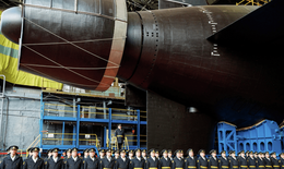 Nga hạ thủy &#39;t&#224;u mẹ&#39; hạt nh&#226;n nặng 10.000 tấn