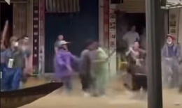 X&#225;c minh clip nh&#243;m người d&#249;ng m&#225;i ch&#232;o đ&#225;nh nhau giữa d&#242;ng nước lũ