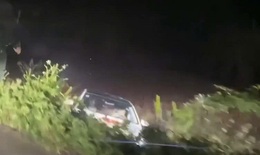 Video tài xế lùi xe xuống ruộng khi thấy chốt kiểm tra nồng độ cồn