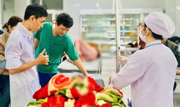 Kích hoạt báo động đỏ cấp cứu 13 em nhỏ bị lật xe công nông