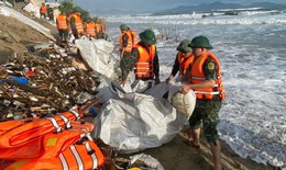 Hơn 100 c&#225;n bộ, chiến sĩ qu&#226;n đội tham gia khắc phục sạt lở bờ k&#232; đ&#234; biển ở Đ&#224; Nẵng