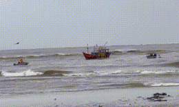 Ngư dân mất tích khi thuyền thúng bị sóng đánh chìm ở cửa sông