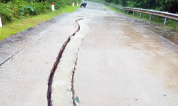 Vết nứt d&#224;i xuất hiện trong mưa lũ tr&#234;n đường Hồ Ch&#237; Minh nh&#225;nh T&#226;y