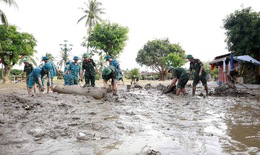 Bộ đội khẩn trương 'giải cứu' phố cổ Hội An sau 5 ngày ngập sâu