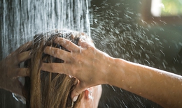Vì sao gội đầu bằng nước nóng lại gây rụng tóc? Bác sĩ chỉ cách gội đầu đúng