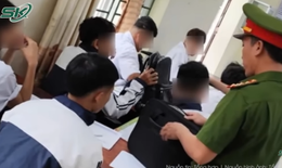 X&#244;n xao clip nữ sinh bị 10 người &#39;t&#225;c động&#39; trong nh&#224; vệ sinh, chỉ biết &#244;m đầu chịu trận