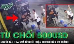 Người bán hoa quả từ chối nhận 500 USD của du khách, lý do khiến ai cũng dành lời khen