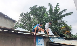 Sau lũ, người d&#226;n hối hả gia cố nh&#224; cửa chống b&#227;o