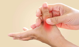 T&#234; đau ng&#243;n tay c&#225;i, c&#244; g&#225;i bất ngờ ph&#225;t hiện căn bệnh hiếm gặp