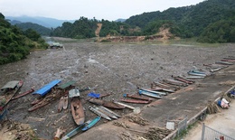 Nghệ An: Gỗ, r&#225;c phủ khắp mặt hồ thủy điện
