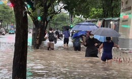 B&#227;o số 13 suy yếu th&#224;nh v&#249;ng &#225;p thấp, miền Trung hứng mưa lớn
