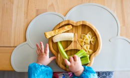 Cho trẻ ăn dặm sớm c&#243; hại dạ d&#224;y kh&#244;ng?