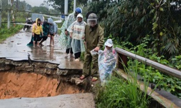 Mưa lũ l&#224;m sập mố cầu, c&#244;ng an x&#227; hỗ trợ học sinh đến trường