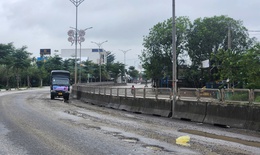 'Ổ gà, ổ voi' chi chít trên Quốc lộ 1 qua TP Huế sau mưa lũ 
